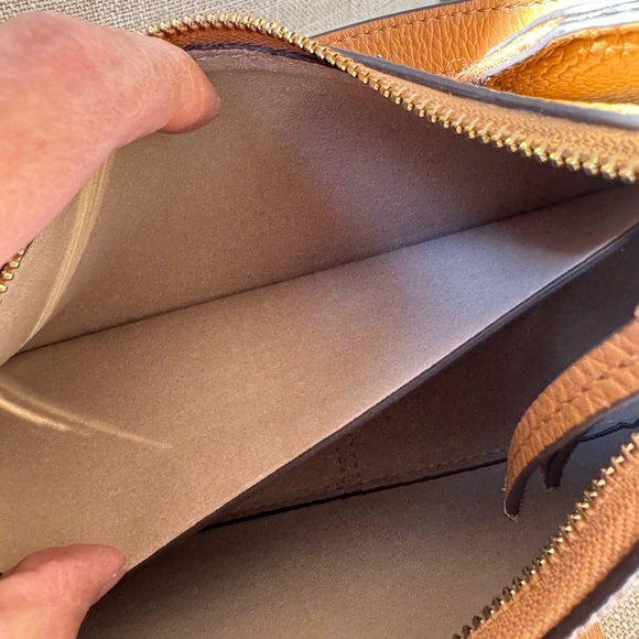 Tory Burch Thea Convertible crossbody bag like new - Picture 17 of 17